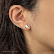 Load image into Gallery viewer, Petit Daisy Earrings
